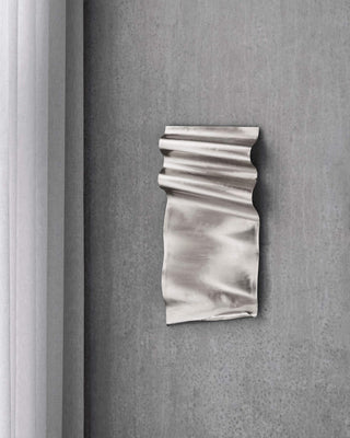 Wanddecoratie Faha zilver 30×60×7 cm van House Doctor, toegepast in een sfeervolle interieursetting