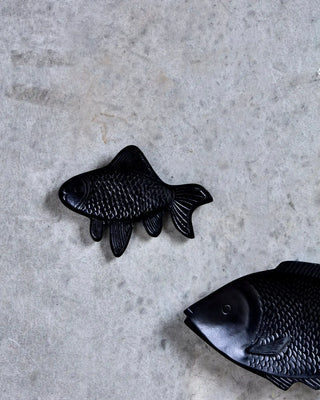 Wanddecoratie Fish Zwart 19.5cm van House Doctor, toegepast in een sfeervolle interieursetting