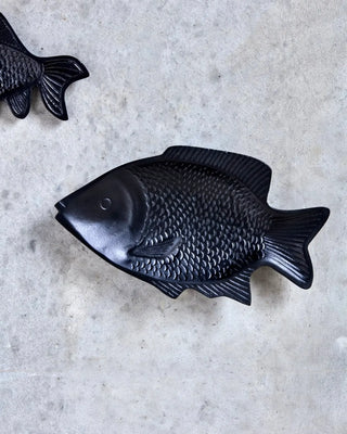 Wanddecoratie Fish Zwart 30cm van House Doctor, toegepast in een sfeervolle interieursetting