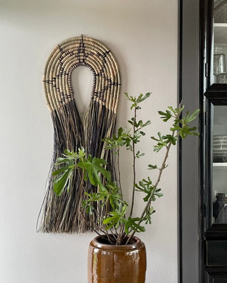 Wanddecoratie Junia naturel zwart 100cm van House Doctor, toegepast in een sfeervolle interieursetting