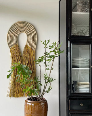 Wanddecoratie Junia natuur geel 100cm van House Doctor, toegepast in een sfeervolle interieursetting
