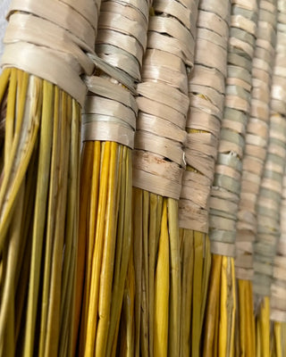 Wanddecoratie Junia natuur geel 100cm van House Doctor, toegepast in een stijlvolle woonkamer