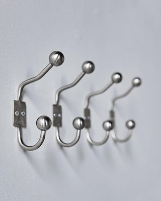 Wandhaken Ball zilver set van 2 van House Doctor, toegepast in een sfeervolle interieursetting
