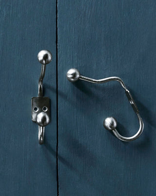 Wandhaken Ball zilver set van 2 van House Doctor, toegepast in een stijlvolle woonkamer