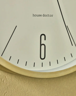 Wandklok Hour goudkleurig 30 cm van House Doctor, in een gestileerde detailopstelling