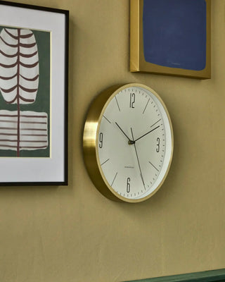 Wandklok Hour goudkleurig 30 cm van House Doctor, toegepast in een sfeervolle interieursetting