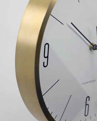 Wandklok Hour goudkleurig 30 cm van House Doctor, in een gestileerde productopstelling
