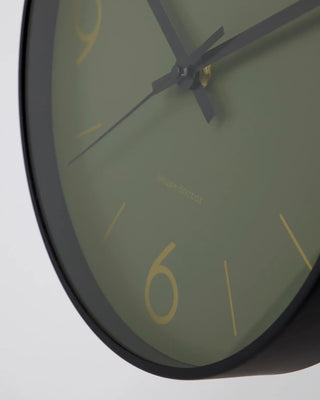 Wandklok Time donkergroen 25cm van House Doctor, in een gestileerde detailopstelling