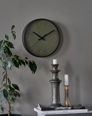 Wandklok Time donkergroen 25cm van House Doctor, toegepast in een sfeervolle interieursetting