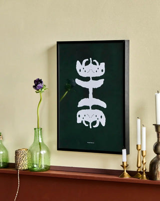 Wandkunst Fairy Donkergroen Wit 40x30 cm van House Doctor, toegepast in een sfeervolle interieursetting