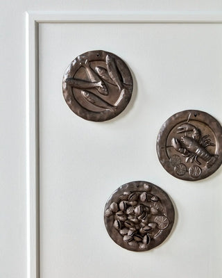 Wandkunst Plate Bruin aardewerk - set van 3 van House Doctor, toegepast in een sfeervolle interieursetting