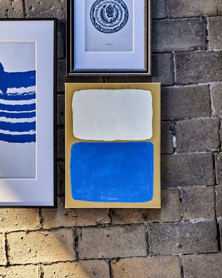 Wandkunst Reca Blauw 30x40cm van House Doctor, toegepast in een sfeervolle interieursetting