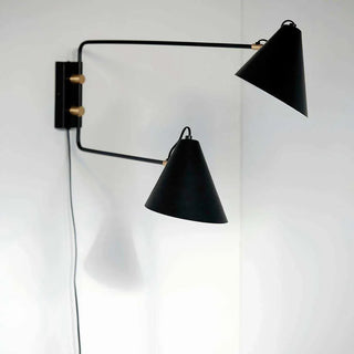 House Doctor Club Double wandlamp met twee conische kappen, lange armen en zichtbaar snoer
