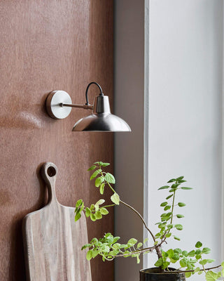 Wandlamp Desk geborsteld zilver van House Doctor, toegepast in een sfeervolle interieursetting