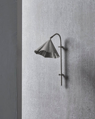 Wandlamp Flola geborsteld zilver Ø25×51cm van House Doctor, toegepast in een sfeervolle interieursetting