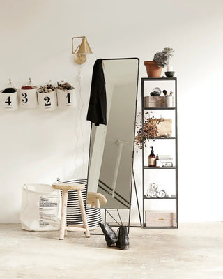 Wandlamp Game messing met verstelbare arm van House Doctor, toegepast in een sfeervolle interieursetting