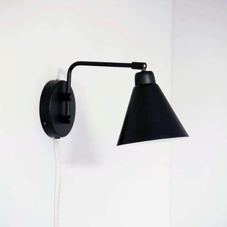 Zwarte Game wandlamp aan een lichte wand met korte gebogen arm en hangend snoer