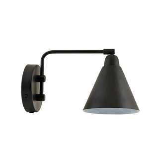 Zwarte House Doctor Game wandlamp met korte gebogen arm en conische kap op witte achtergrond