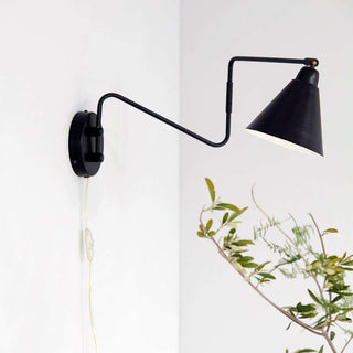Zwarte House Doctor Game wandlamp met lange knikarm, conische kap en hangend snoer