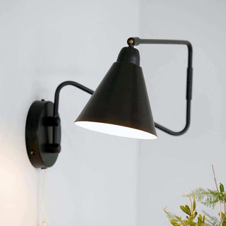 Zwarte Game wandlamp met verlichte conische kap en lange geknikte arm in close-up