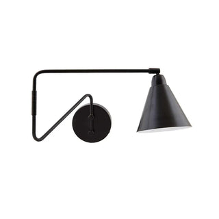 Zwarte wandlamp Game met ronde wandplaat, lange gevouwen arm en conische kap op witte achtergrond