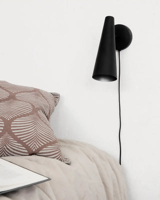 Wandlamp Precise mat zwart 21cm van House Doctor, toegepast in een sfeervolle interieursetting