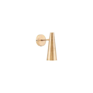 Messingkleurige wandlamp met conische kap en ronde wandplaat op witte achtergrond