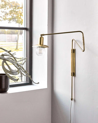 Wandlamp Swing goud 63cm van House Doctor, toegepast in een sfeervolle interieursetting