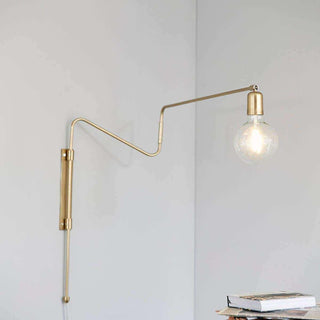 House Doctor Swing wandlamp met uitgestrekte knikarm en brandende ronde lichtbron