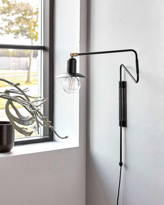 Wandlamp Swing zwart 63cm van House Doctor, toegepast in een sfeervolle interieursetting