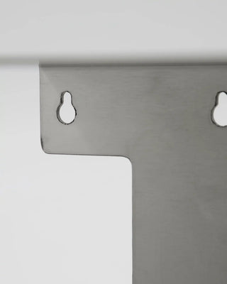 Wandplank Book geborstelde zilver van House Doctor, in een gestileerde detailopstelling