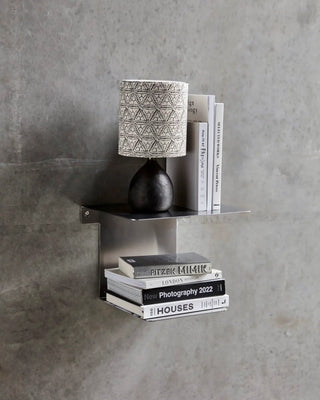 Wandplank Book geborstelde zilver van House Doctor, toegepast in een sfeervolle interieursetting