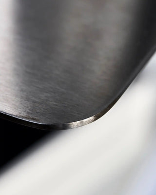 Wandplank Book geborstelde zilver van House Doctor, in een gestileerde productopstelling