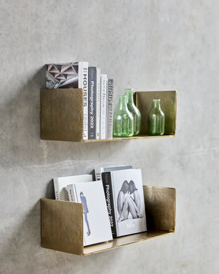 Wandplank Boxie goud 50cm van House Doctor, toegepast in een sfeervolle interieursetting