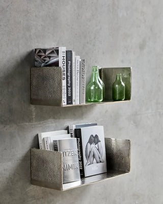 Wandplank Boxie zilver 50cm van House Doctor, toegepast in een sfeervolle interieursetting