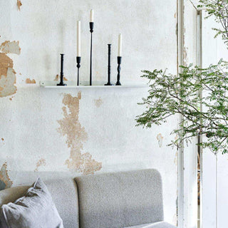 Wandplank Ledge wit 80cm van House Doctor, toegepast in een sfeervolle interieursetting
