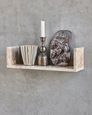 Wandplank Marr beige marble 50cm van House Doctor, toegepast in een sfeervolle interieursetting