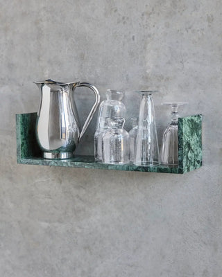 Wandplank Marr Groen marmer 50cm van House Doctor, toegepast in een sfeervolle interieursetting