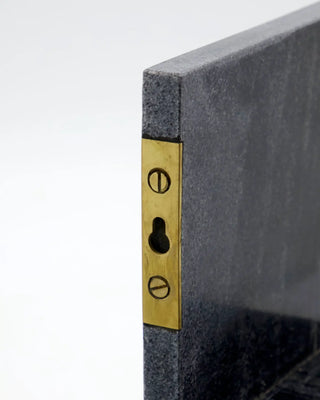 Wandplank Marr Zwart marmer 50cm van House Doctor, van dichtbij met materiaal en afwerking zichtbaar