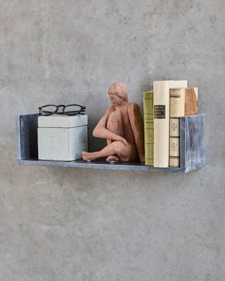 Wandplank Marr Zwart marmer 50cm van House Doctor, toegepast in een sfeervolle interieursetting