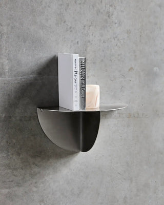 Wandplank Mega geborstelde zilver 36cm van House Doctor, toegepast in een sfeervolle interieursetting