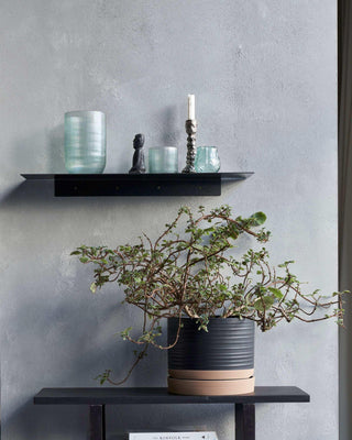 Wandplank Revi zwart metaal 80cm van House Doctor, toegepast in een stijlvolle woonkamer