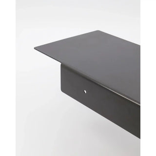 Wandplank Revi zwart metaal 80cm van House Doctor, van opzij met vorm en constructie zichtbaar