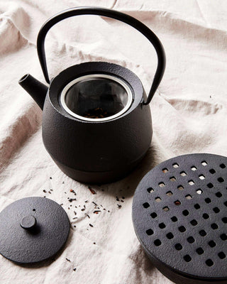 Warmhouder Cast zwart 14cm van House Doctor, toegepast in een stijlvolle woonkamer