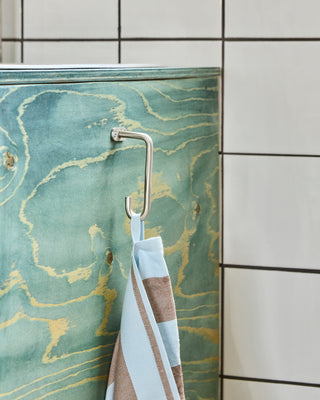 Welo haak in geborsteld zilver 10cm van House Doctor, toegepast in een sfeervolle interieursetting