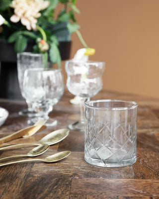 Whiskyglas Vintage helder - 30cl van House Doctor, toegepast in een sfeervolle interieursetting