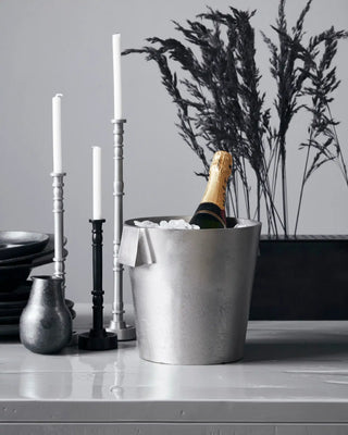 Wijnkoeler Buck geborsteld zilver 22cm van House Doctor, toegepast in een sfeervolle interieursetting
