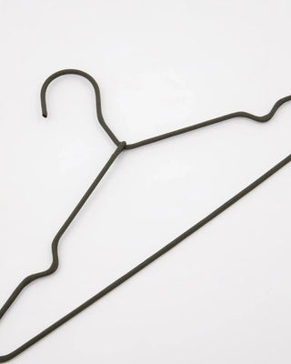 Wire kledinghanger donkergrijs - 3 stuks van House Doctor, schuin bekeken met vorm en afwerking zichtbaar