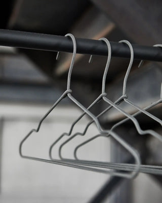 Wire kledinghanger donkergrijs - 3 stuks van House Doctor, toegepast in een sfeervolle interieursetting