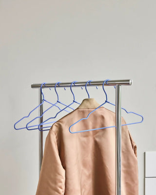 Blauwe House Doctor Wire hangers met kleding aan een rek